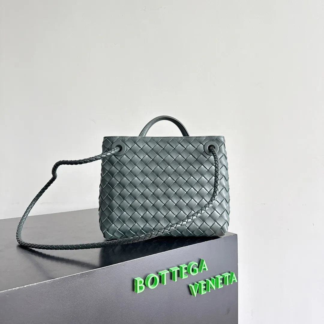 The new Andiamo batch of 3060 BV is shipped‼ ️The classic intercciato weaving process is used to create a soft bag, the metal knot is made of micro-cast aluminum using jewelry technology🪢, and the decorative beads are made of metal and hand-polished oak, allowing you to jump repeatedly between elegance and fun💃, making it unpredictable. Classic and versatile, it shows off your temperament, and the bag has a large capacity, making it very convenient for daily commuting! It has a variety of carrying methods, the shoulder straps can be adjusted by yourself, the original lambskin feels soft and delicate, and the unisex style breaks gender boundaries and brings a more practical and long-lasting use experience. The Andiamo, which has both elegant and casual styles, perfectly interprets the "fashionable old money style". Style number: 743568+wood hardware Color: dark green Size: 25*22*10.5cm